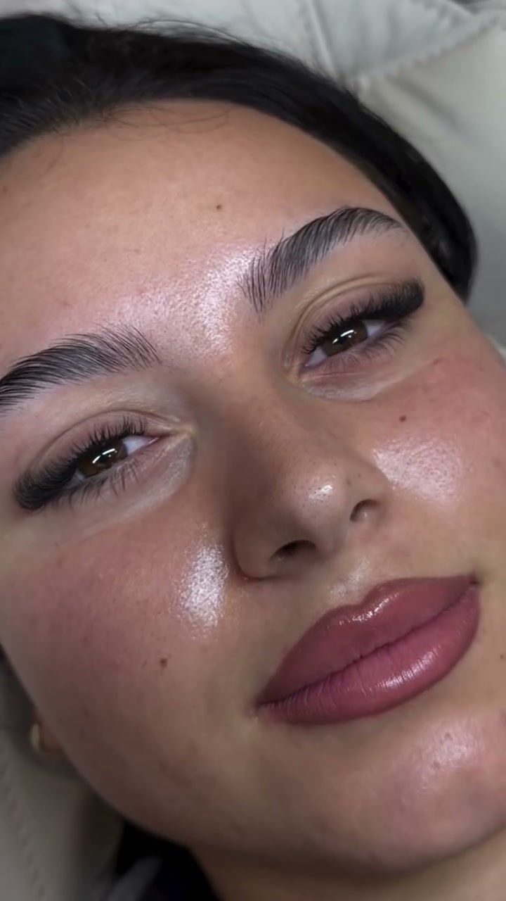 Vidéo Pose extensions de cils mixte chez LUCIA BEAUTY