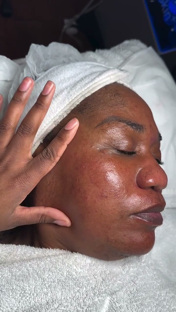 Vidéo Hydraglow purifiant - peaux grasses & imperfections chez DJENNA K INSTITUT