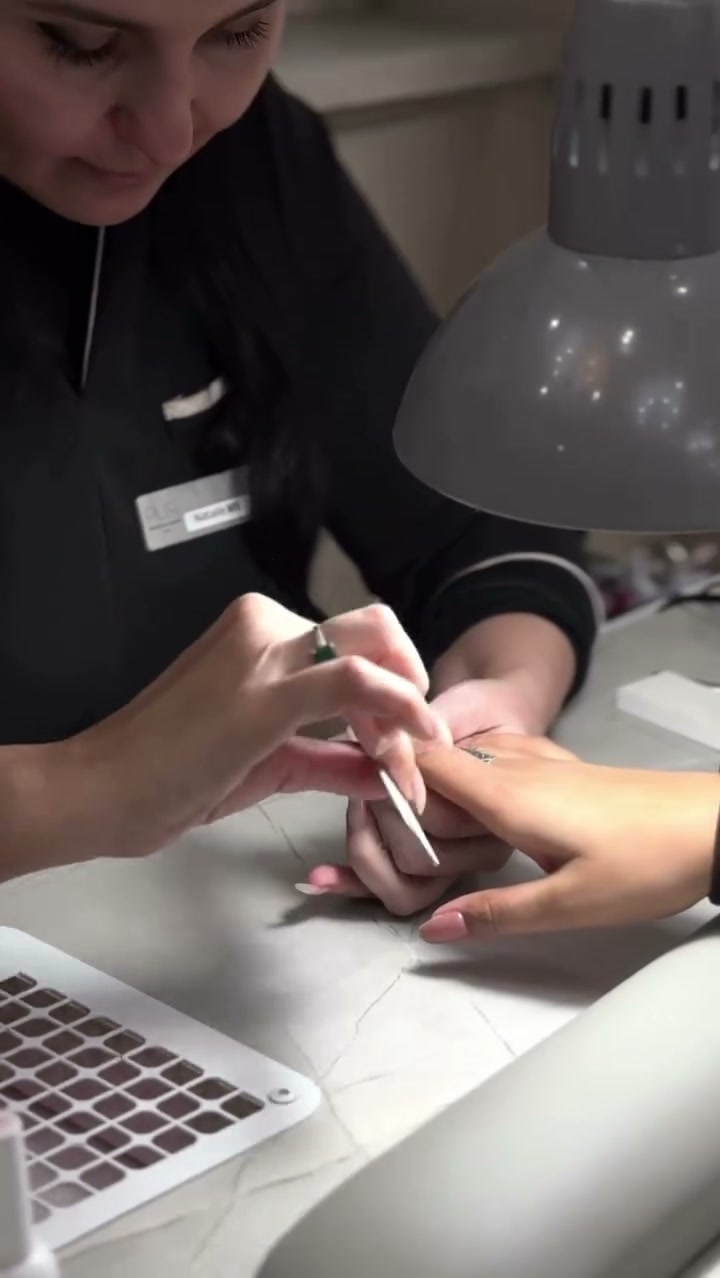Vidéo Manucure russe et pose de vernis classique chez PUR Paris 17