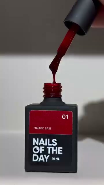 Vidéo Manucure russe avec gainage base et pose de vernis semi-permanent chez PUR Paris 17