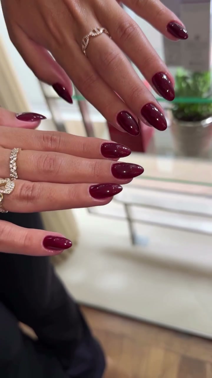 Vidéo Manucure russe avec gainage base et pose de vernis semi-permanent chez PUR Paris 17