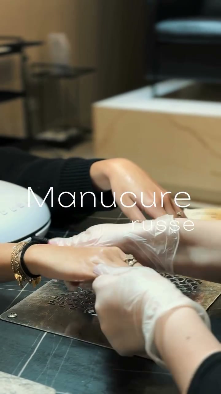 Vidéo Manucure russe et pose de vernis classique chez PUR Paris 17
