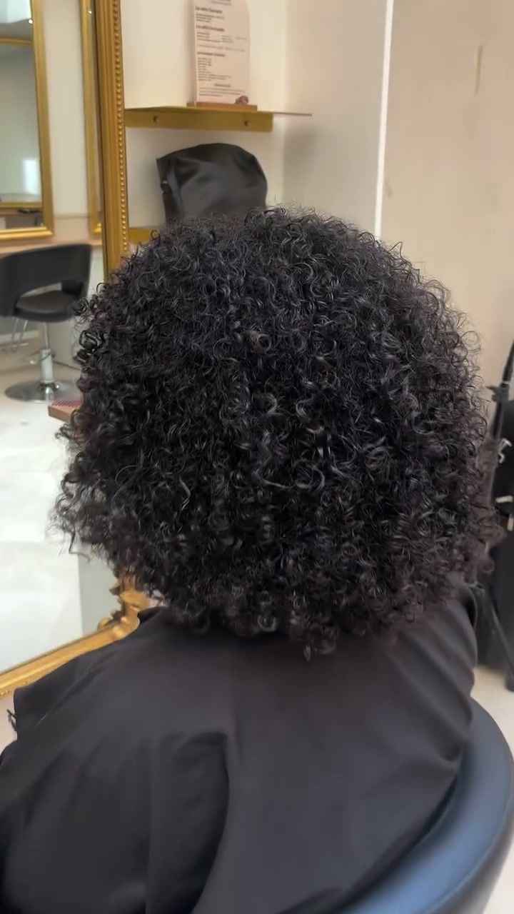 Vidéo Shampoing, coupe, soin et brushing/ coiffage chez Ophelyat Coiffure coloriste