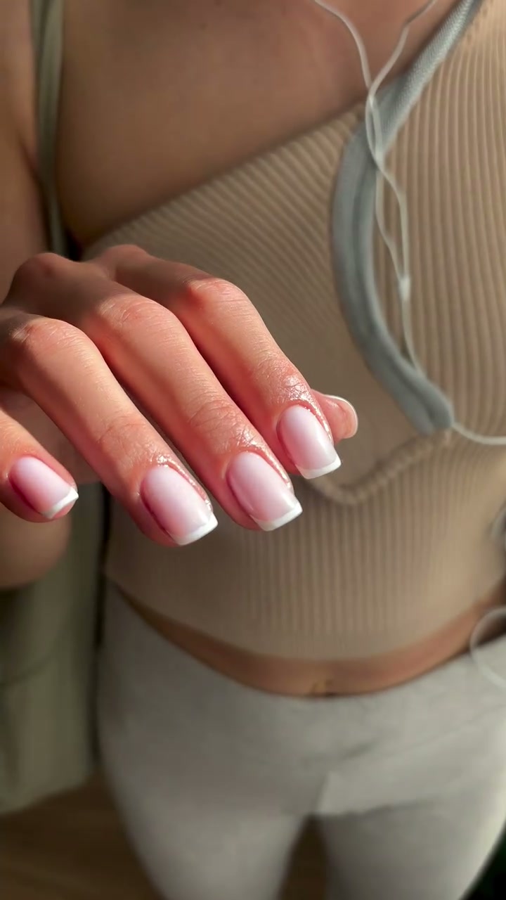 Vidéo Sculte en Rubber base nude + vernis semi-permanent chez STUDIO D PARIS