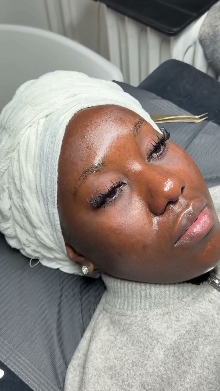 Vidéo Eyelash extensions chez the lash bar Paris