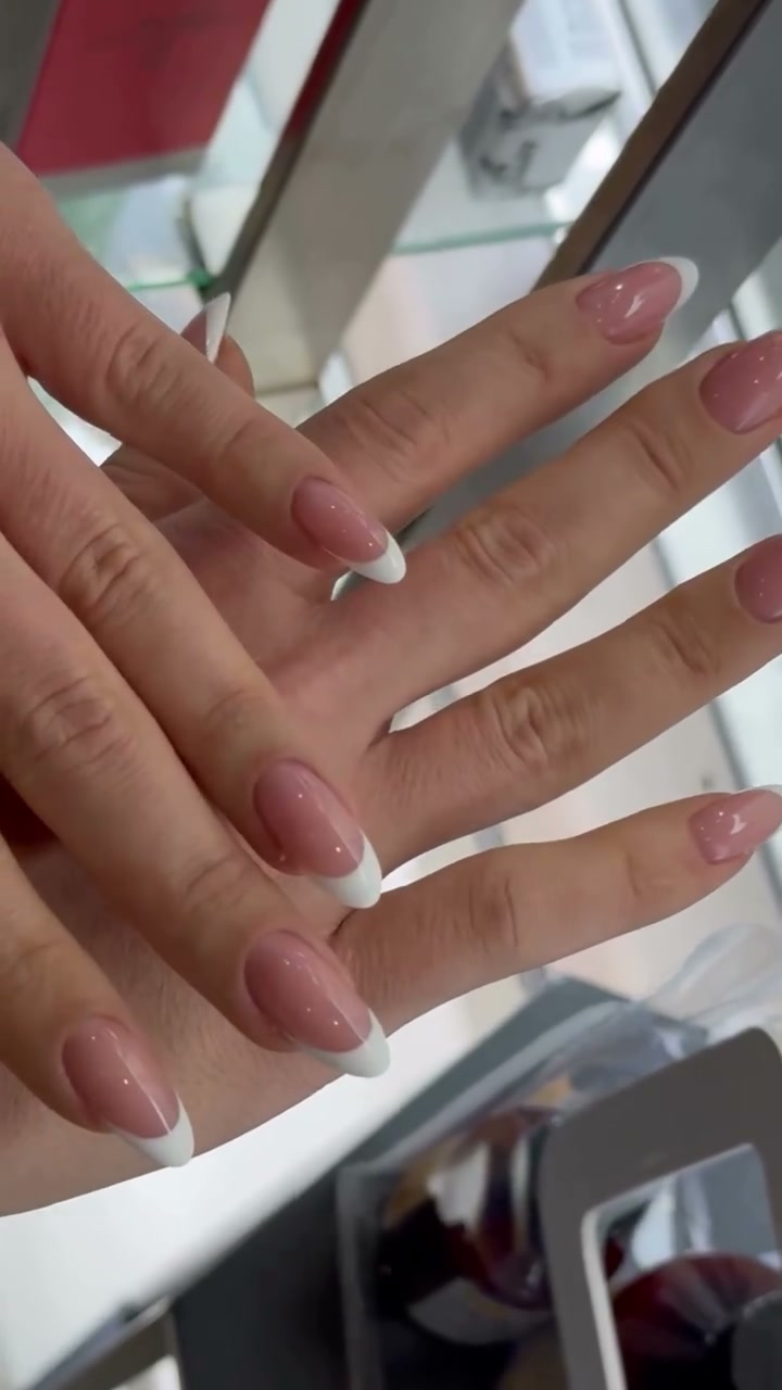 Vidéo Manucure russe et pose de vernis classique chez PUR Saint Germain